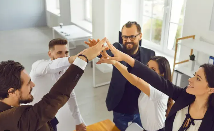 Equipo de Eleven Sistemas celebrando en la oficina